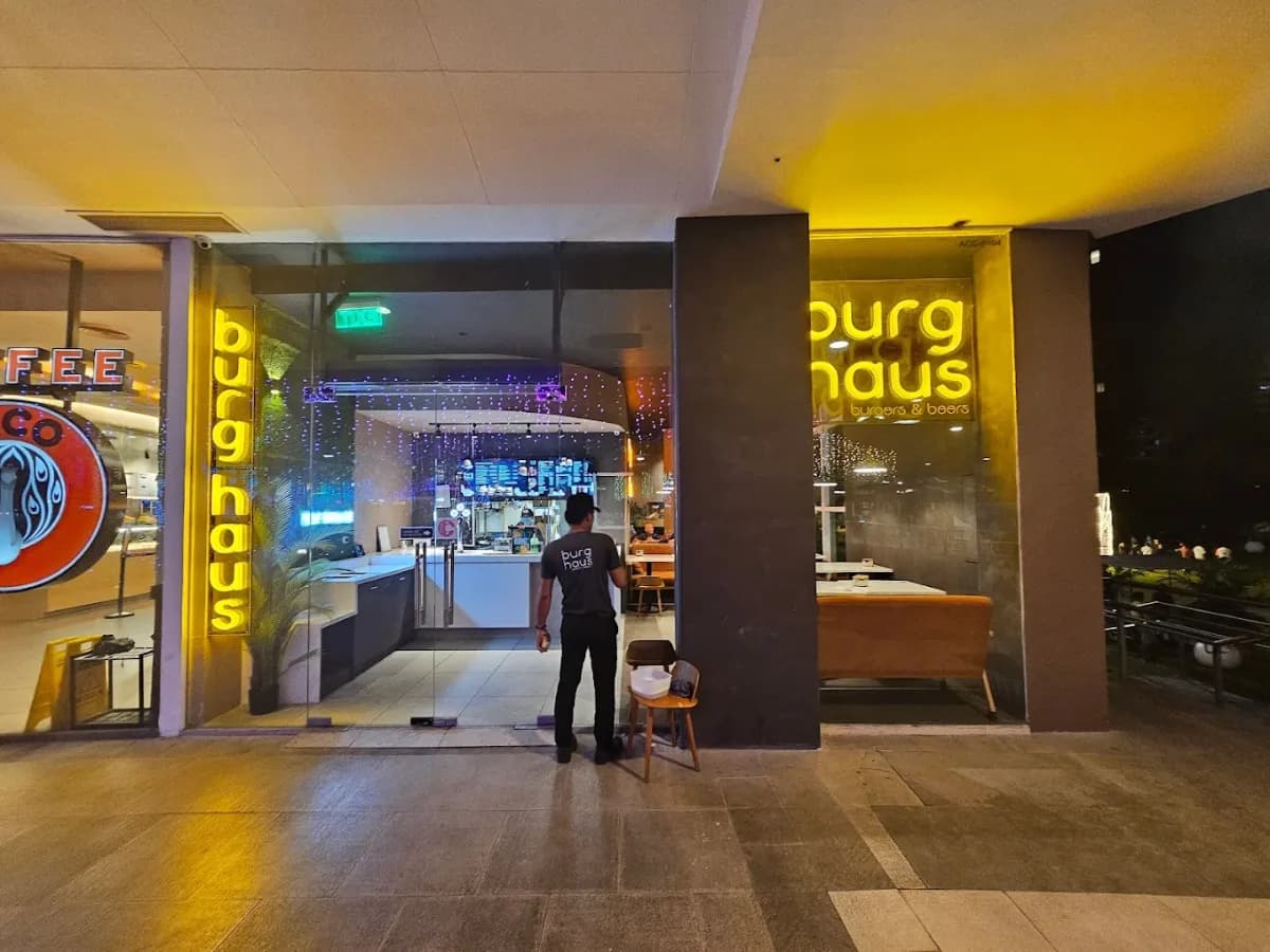 BURG HAUS Burgers & Beers 3