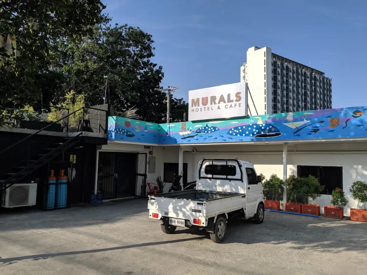 Murals Hostel & Café 4